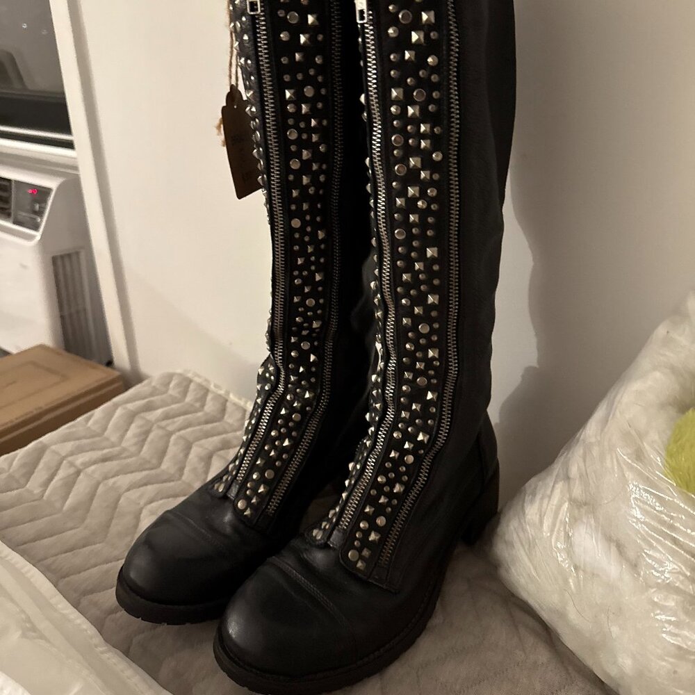 BARNEYS NEW YORK - BLACK STUDDED KNEE HIGH BOOTS - RARE - SZ 8